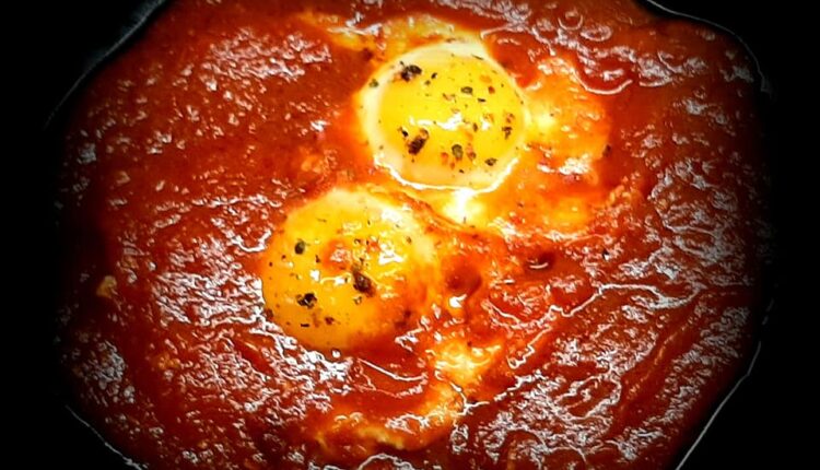 cara huevos y tomates