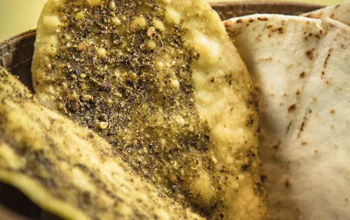 Pan-libanes-y-crackers-zaatar-V-683×1024