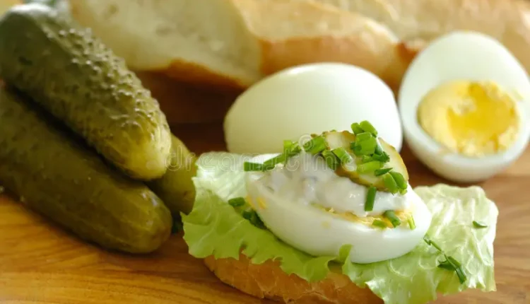 huevos-pepinillos-y-pan-10908643