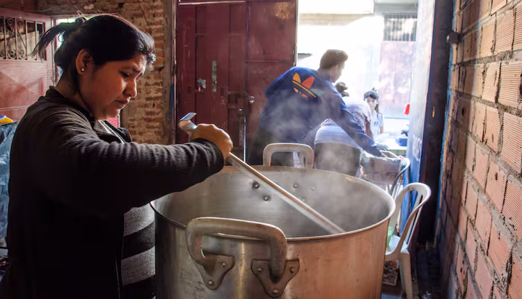 las-cocineras-arrancan-a-las-7-pero-advierten-que-no-descansan-nunca-porque-siempre-estan-pensando-de-donde-sacar-la-comida-foto-gentileza-la-poderosa-EIA2KB3N3FCG5DFLXYS5YFPLVM